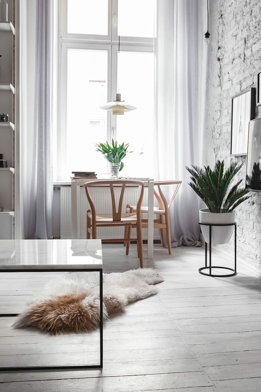 Närbild på en smart förvaringslösning med hyllor.